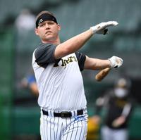 ロングティーを打つサンズ（撮影・田中太一）