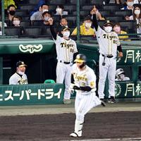 ６回、大山が勝ち越し２ランを放ち矢野監督（中央）はガッツポーズを見せる（撮影・山口登）