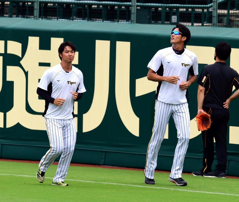 １軍に合流した浜地（左）は藤浪とランニングする（撮影・山口登）