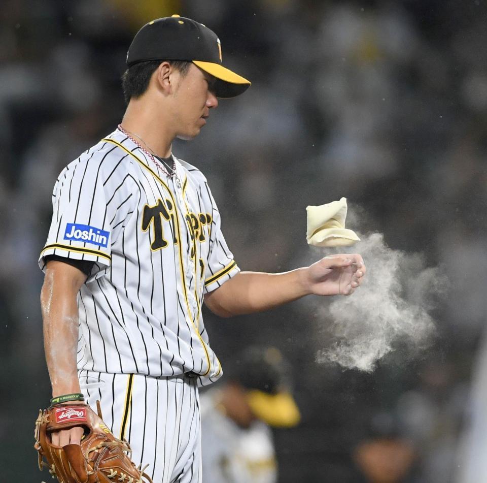 ２回、ヤクルト・塩見に四球を出しひと息入れる阪神・伊藤将（撮影・田中太一）