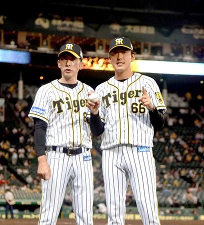 　初勝利をあげ、矢野監督（左）から祝福される小川（撮影・神子素慎一）