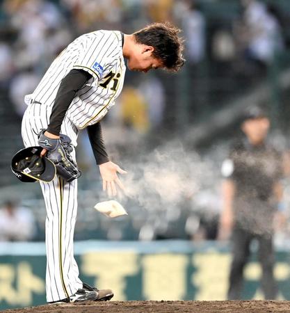 １回、５点を奪われ、うなだれる高橋（撮影・飯室逸平）