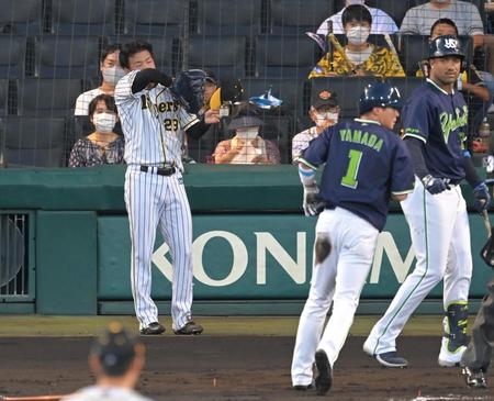 １回、中村に適時打を打たれ、山田（１）の生還を許す高橋（左）＝撮影・高部洋祐