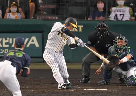 ４回、高橋（左）から２点適時二塁打を放つ近本（撮影・高部洋祐）