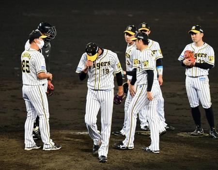 ６回、藤浪は３つの四球を与え降板する（撮影・山口登）