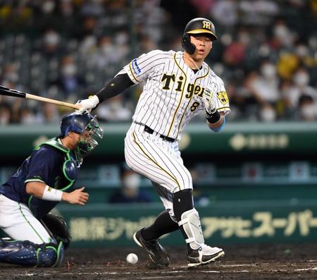 ６回、空振り三振に倒れる佐藤輝（撮影・田中太一）