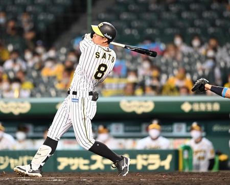 ９回、空振り三振に倒れる佐藤輝（撮影・飯室逸平）
