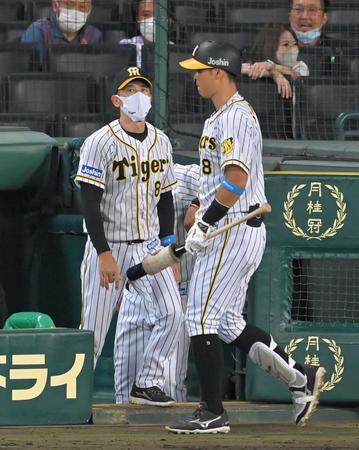 ８回終了後、選手交代を告げにベンチを出る矢野監督。右は佐藤輝（撮影・高部洋祐）