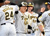 　６回、左中間へ勝ち越し２ランを放ちナインに迎えられる（撮影・神子素慎一）