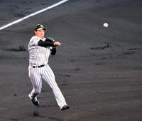 １回、大山は山田の打球を捕球、一塁への送球が悪送球になる（撮影・山口登）