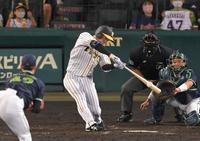 ４回、高橋（左）から２点適時二塁打を放つ近本（撮影・高部洋祐）