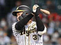 ４回、左前打を放つ大山（撮影・飯室逸平）