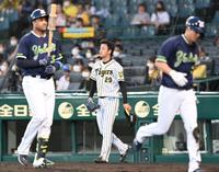 １回、ヤクルト打線につかまりぼう然とする高橋（撮影・飯室逸平）