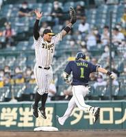 １回、大山の送球が逸れ、山田の出塁を許す（撮影・飯室逸平）