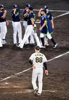 ヤクルトに大敗し、足取り重くあいさつへ向かう矢野監督（８８）＝撮影・山口登
