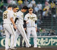 １回、先発の高橋（右から２人目）はヤクルト打線につかまり福原コーチ（左）がマウンドへかけよる（撮影・田中太一）