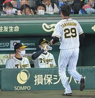 ２回を投げ終えた高橋（右）とベンチで水を飲む矢野監督（中央）＝撮影・高部洋祐
