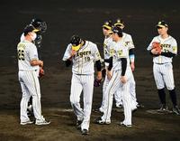 ６回、藤浪は３つの四球を与え降板する（撮影・山口登）