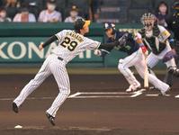 １回、塩見の打球に飛びつく高橋（撮影・高部洋祐）