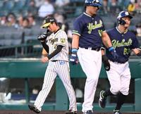 １回、先制２点タイムリーを打たれ、肩を落とす高橋（撮影・飯室逸平）
