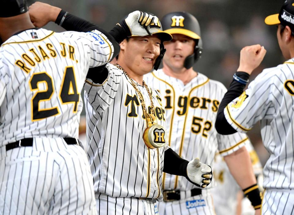　６回、左中間へ勝ち越し２ランを放ちナインに迎えられる（撮影・神子素慎一）