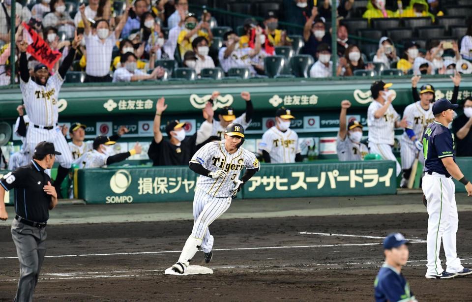 　６回阪神２死一塁、大山悠輔は左越えに勝ち越し２ランを放つ（撮影・山口登）