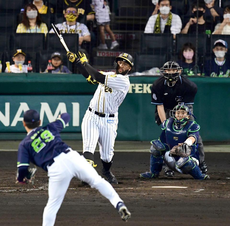 　５回、代打・ロハスは中越えに２ランを放つ（投手・小川、捕手・中村）＝撮影・山口登