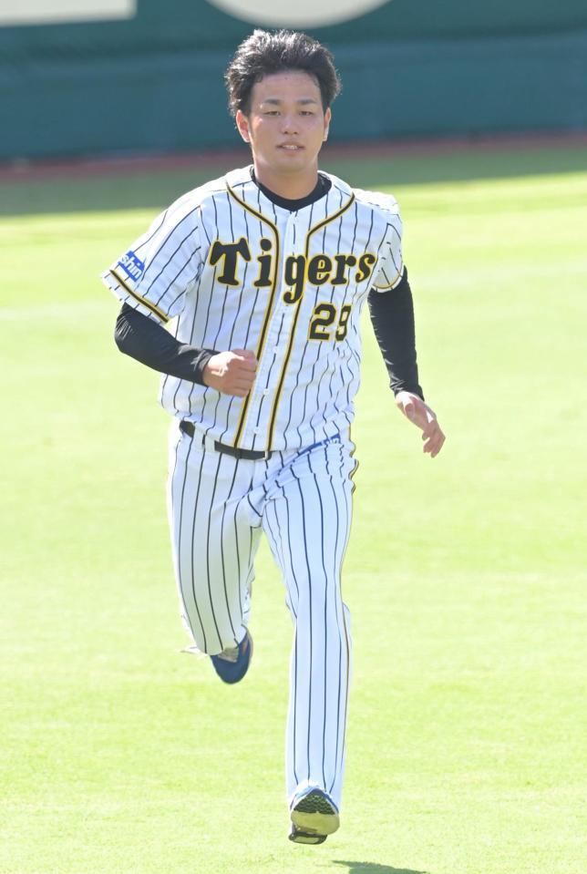 試合前、ダッシュして汗を流す高橋（撮影・高部洋祐）