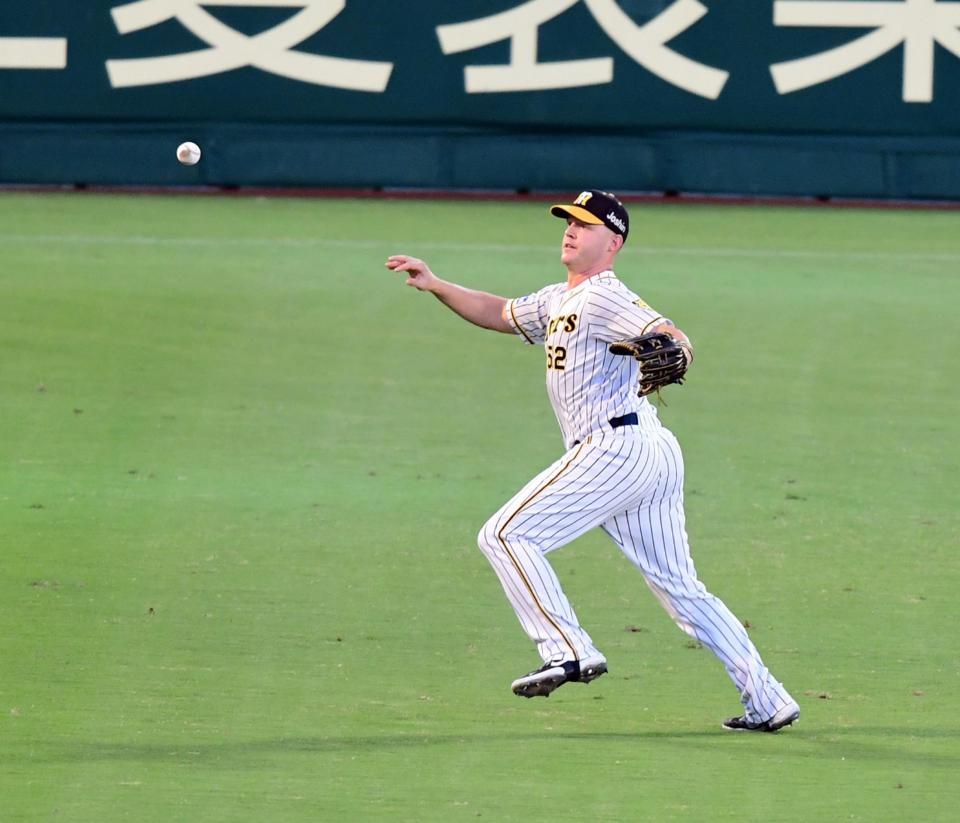 １回、サンズは中村の打球を捕球し送球の時に落球する（撮影・山口登）