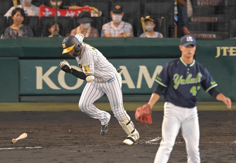 １回、高橋（右）の前に遊ゴロに倒れる大山（撮影・高部洋祐）