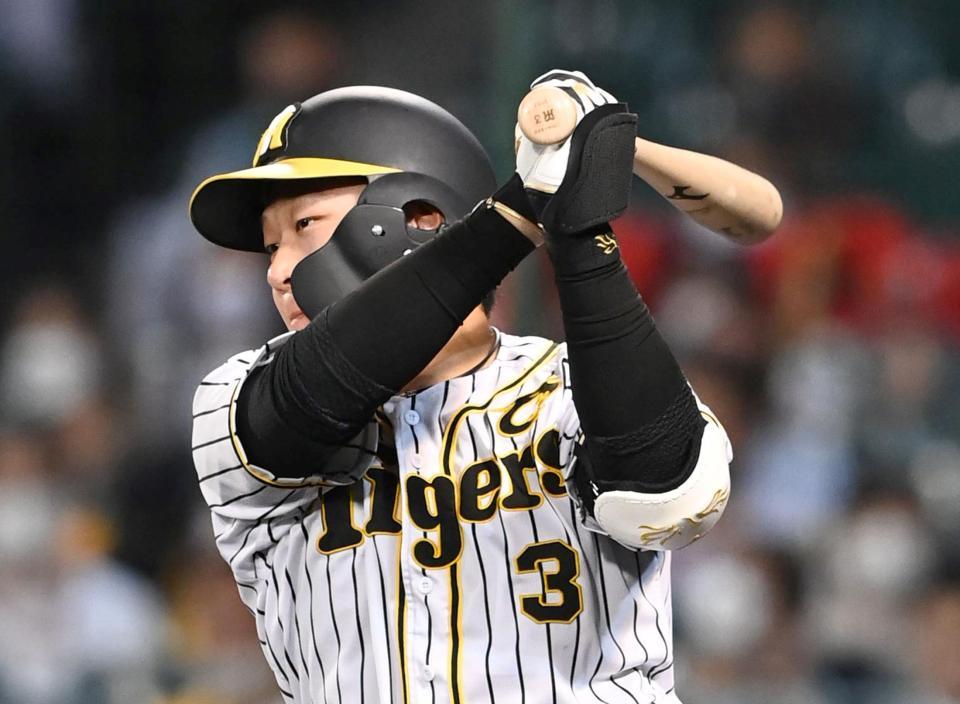 ４回、左前打を放つ大山（撮影・飯室逸平）