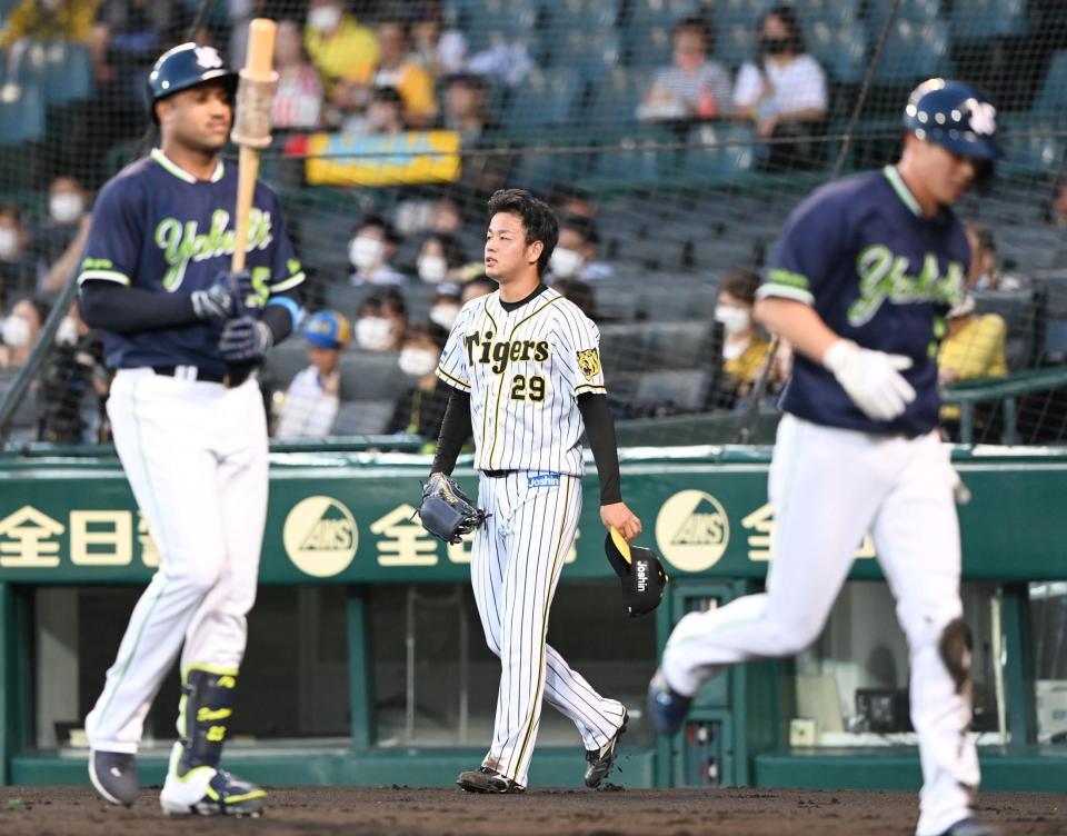 １回、ヤクルト打線につかまりぼう然とする高橋（撮影・飯室逸平）