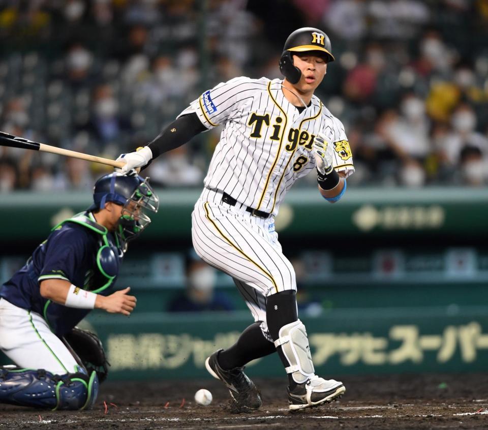 ６回、空振り三振に倒れる佐藤輝（撮影・田中太一）