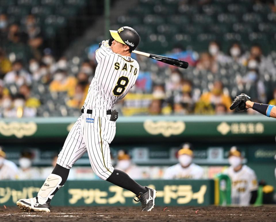 ９回、空振り三振に倒れる佐藤輝（撮影・飯室逸平）