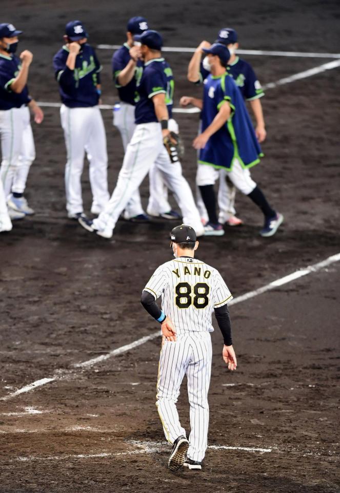 ヤクルトに大敗し、足取り重くあいさつへ向かう矢野監督（８８）＝撮影・山口登