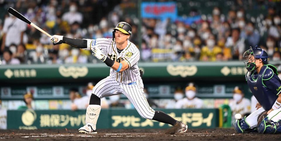 ６回、空振り三振に倒れる佐藤輝（捕手・中村）＝撮影・飯室逸平