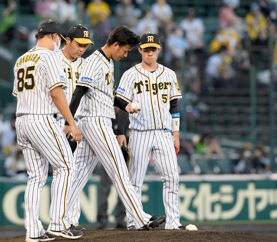 １回、先発の高橋（右から２人目）はヤクルト打線につかまり福原コーチ（左）がマウンドへかけよる（撮影・田中太一）