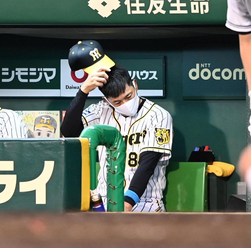 ベンチで頭を悩ます矢野監督（撮影・飯室逸平）