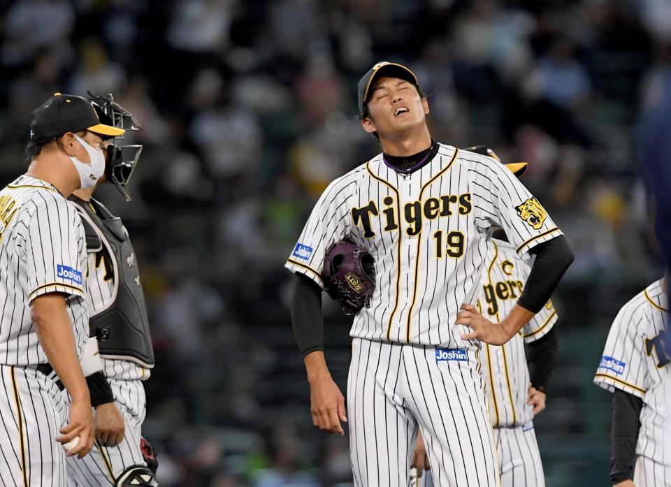 ６回、制球難で満塁となり、交代を告げられた藤浪は顔をしかめて悔しがる（撮影・田中太一）