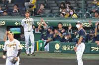 　１回、サンタナに２点適時打を打たれ、沸き上がるヤクルトベンチの前で肩を落とす高橋