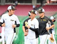 　一軍に合流した熊谷（中央）と斎藤（右）＝撮影・山口登