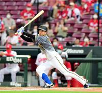 　１回、近本は左翼線に二塁打を放つ（撮影・山口登）