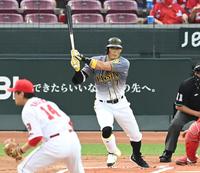 　１回、先制点を奪う二ゴロを放つ糸井（撮影・飯室逸平）