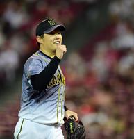 ４回、西勇は無失点に抑え笑顔でベンチに戻る（撮影・山口登）