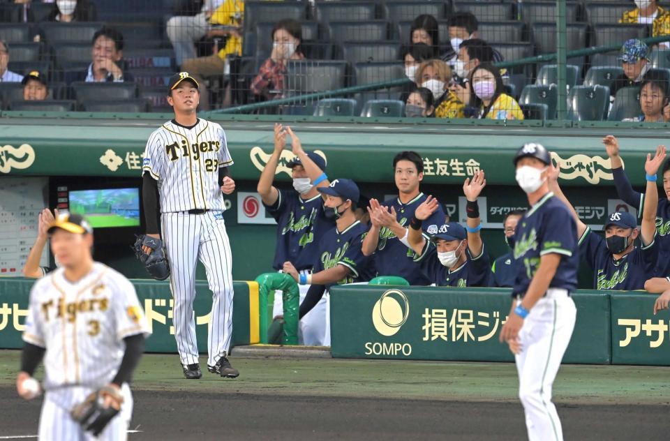 　１回、サンタナに２点適時打を打たれ、沸き上がるヤクルトベンチの前で肩を落とす高橋