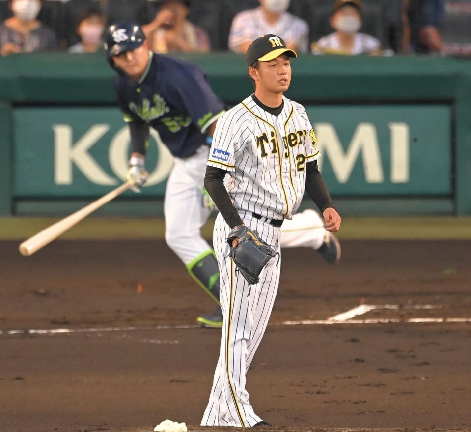 　１回、村上（奥）に先制の２点打を浴びる高橋