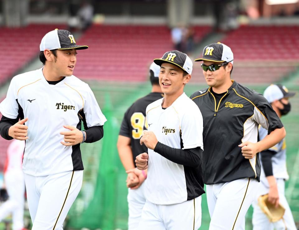 　一軍に合流した熊谷（中央）と斎藤（右）＝撮影・山口登