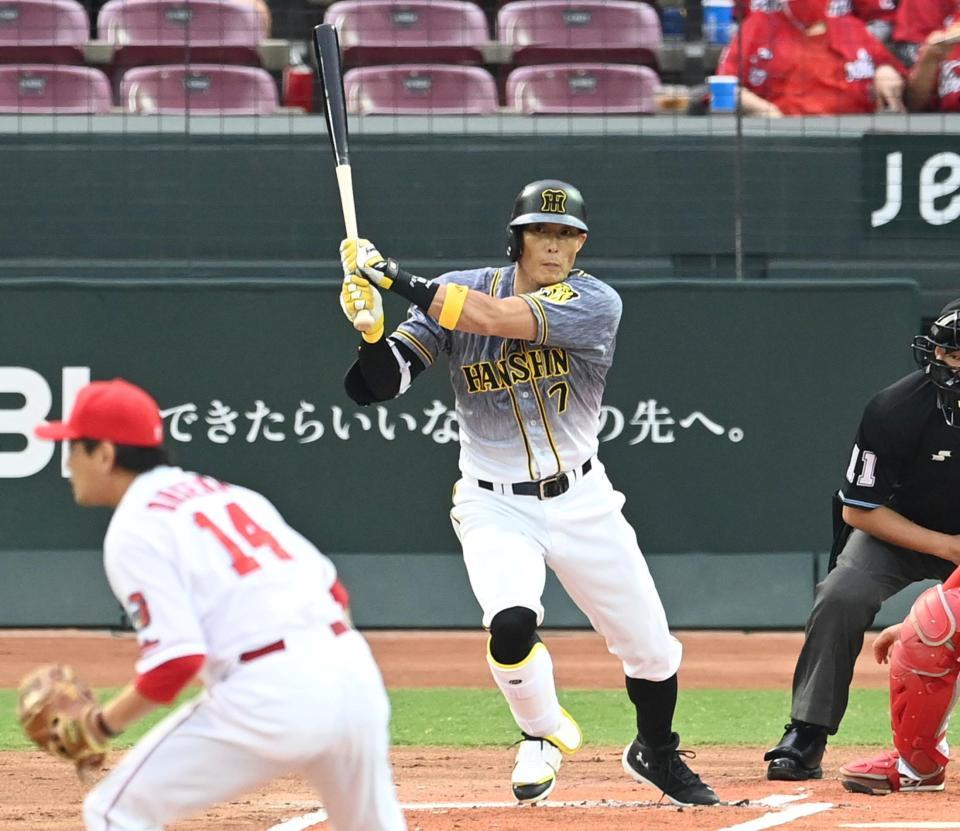 　１回、先制点を奪う二ゴロを放つ糸井（撮影・飯室逸平）