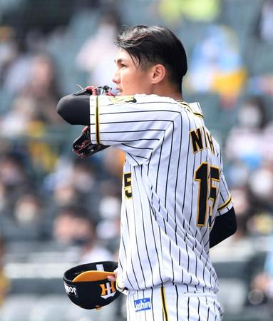 　６回、宇草に同点となる適時二塁打を許した西純（撮影・北村雅宏）