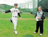 　中村監督と三好球団社長＝１９９３年１１月（安芸）